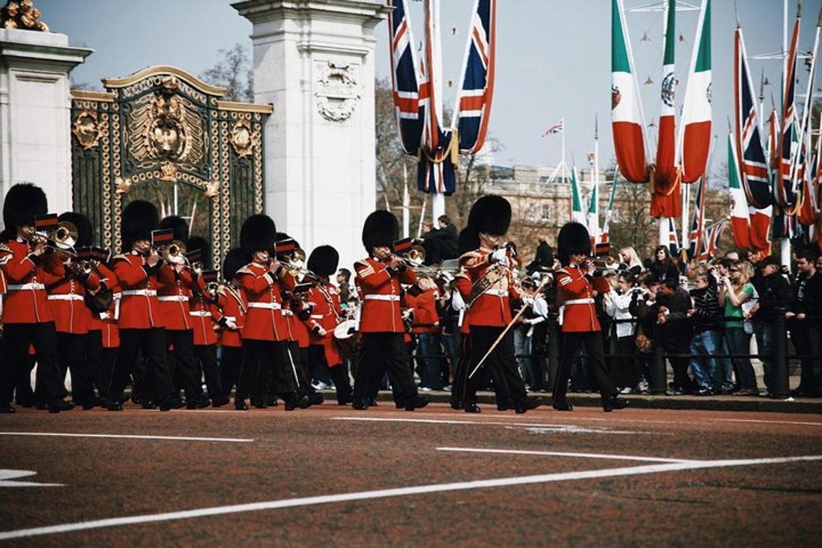 Changing of the Guard Guided Walking Tour Semi-Private 12ppl Max