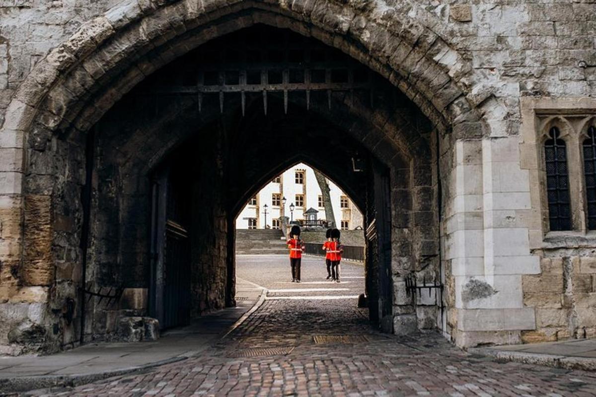 Early Access Tower of London Tour with Opening Ceremony & Cruise