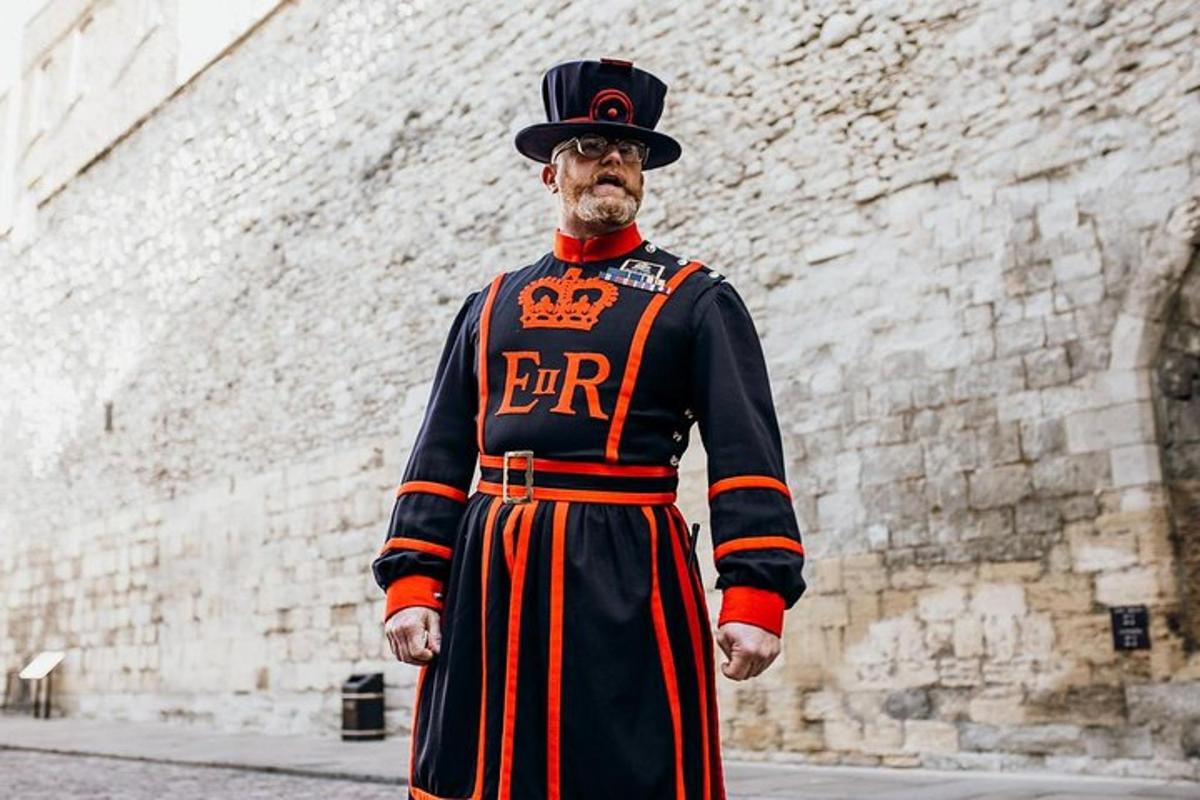 Early Access Tower of London Tour with Opening Ceremony & Cruise