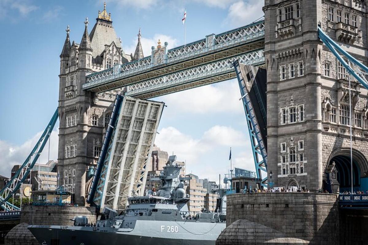 Explore Tower Bridge & Westminster Walking Tour