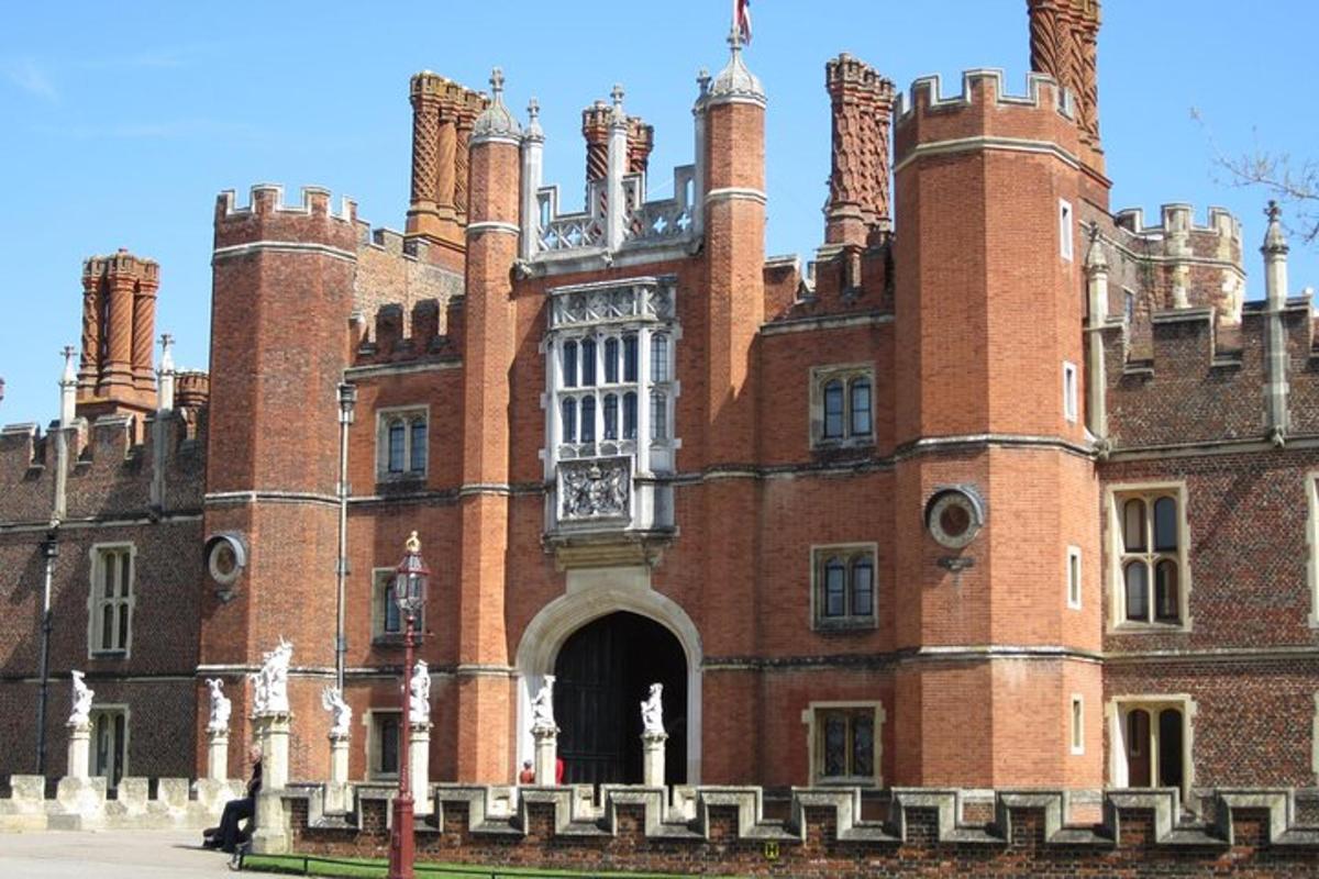 Hampton Court Palace 3hr tour: Henry VIII’s & William III’s intriguing Palaces