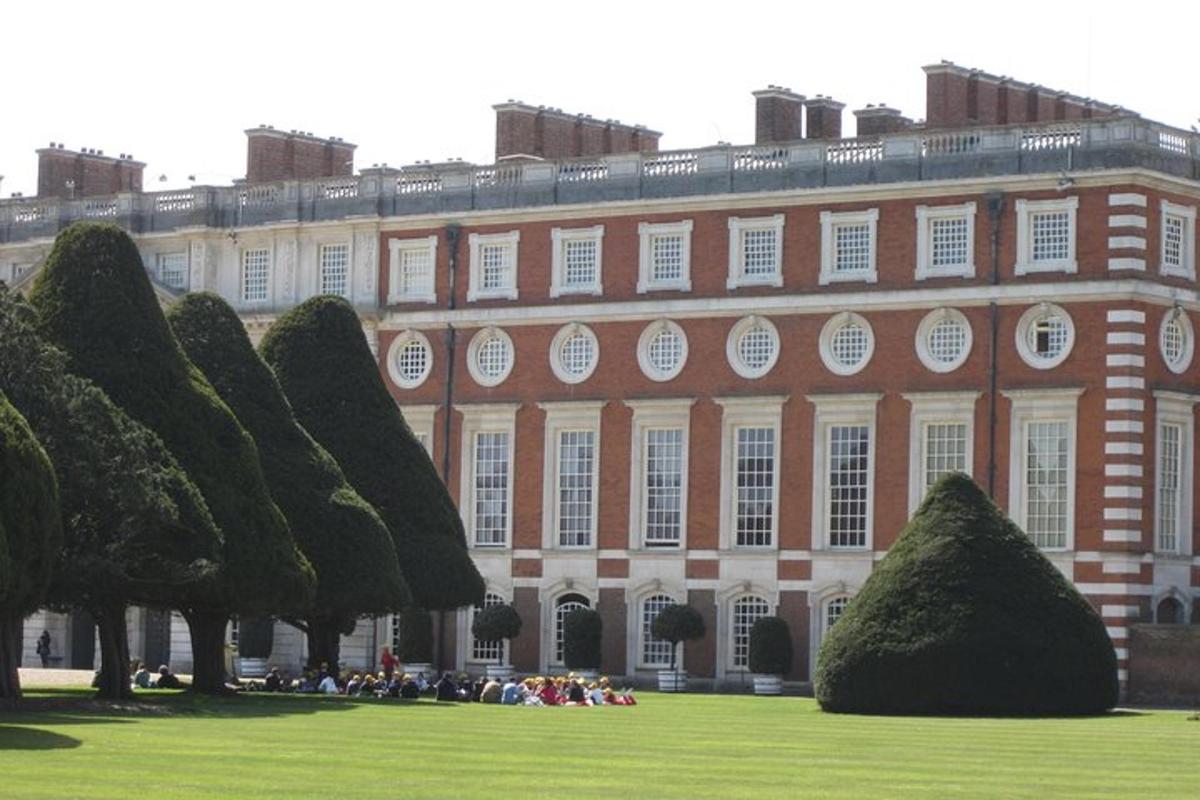 Hampton Court Palace 3hr tour: Henry VIII’s & William III’s intriguing Palaces