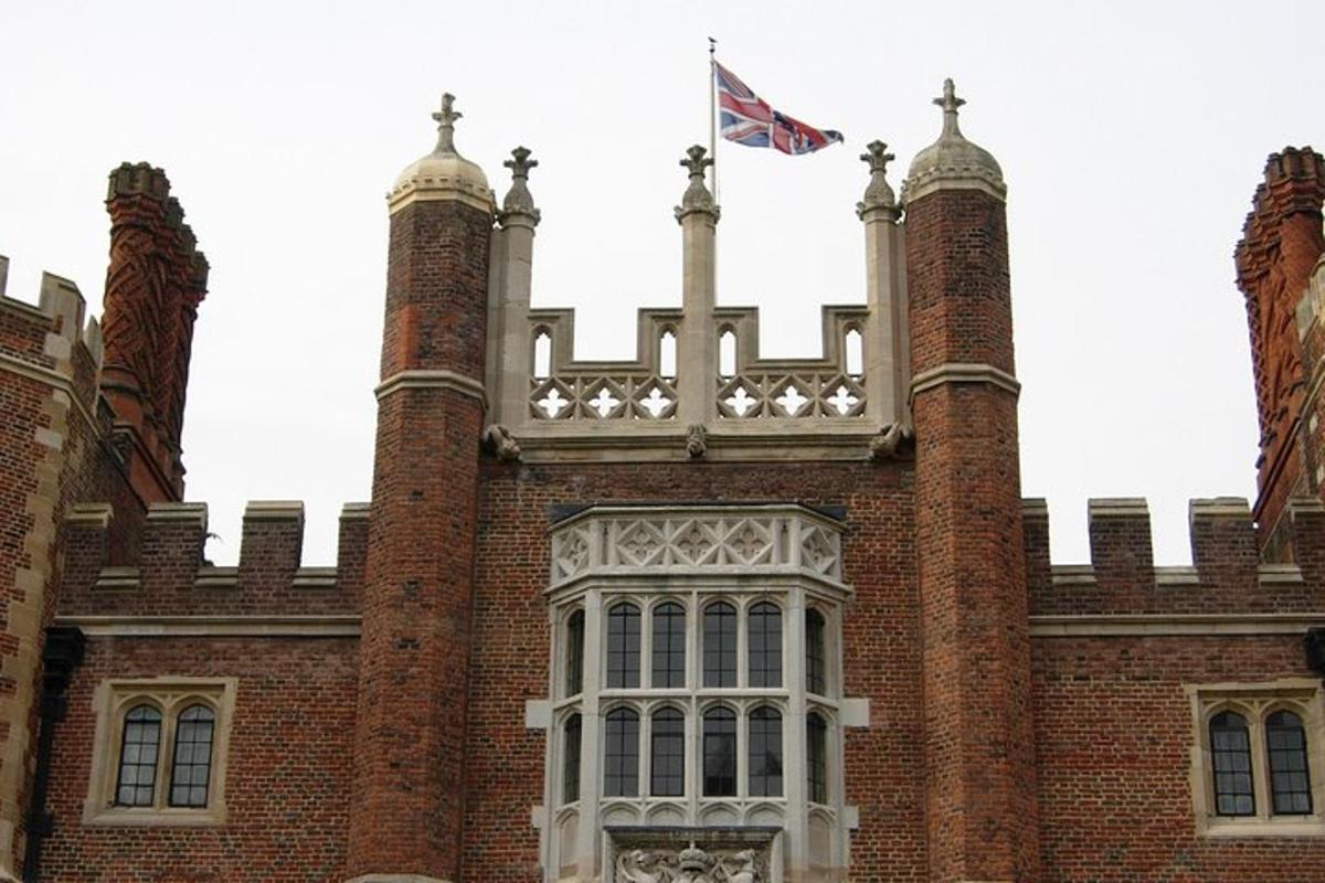 Hampton court palace private tour from London