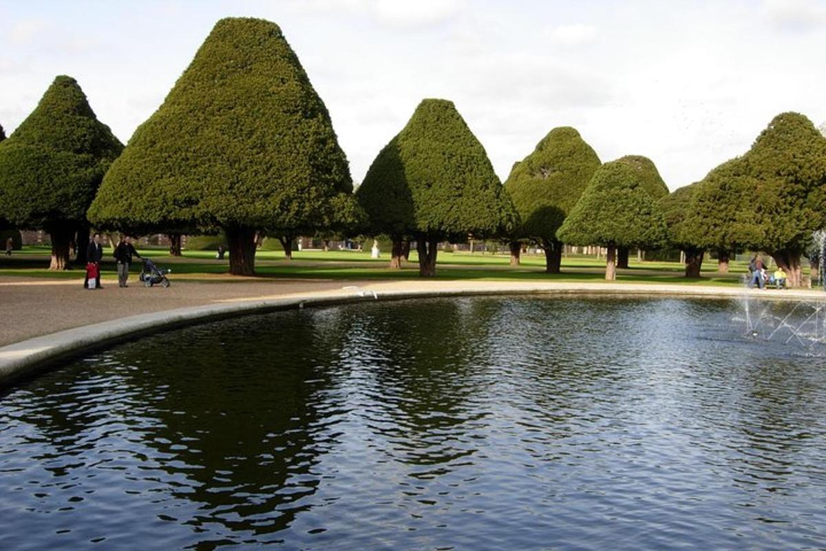 Hampton court palace private tour from London