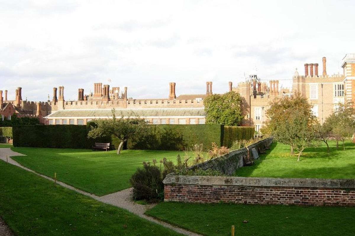 Hampton court palace private tour from London