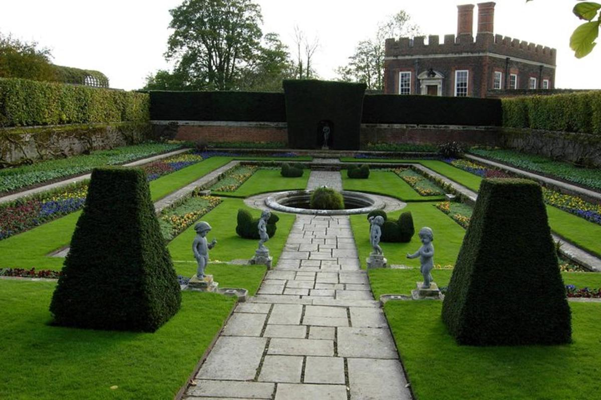 Hampton court palace private tour from London