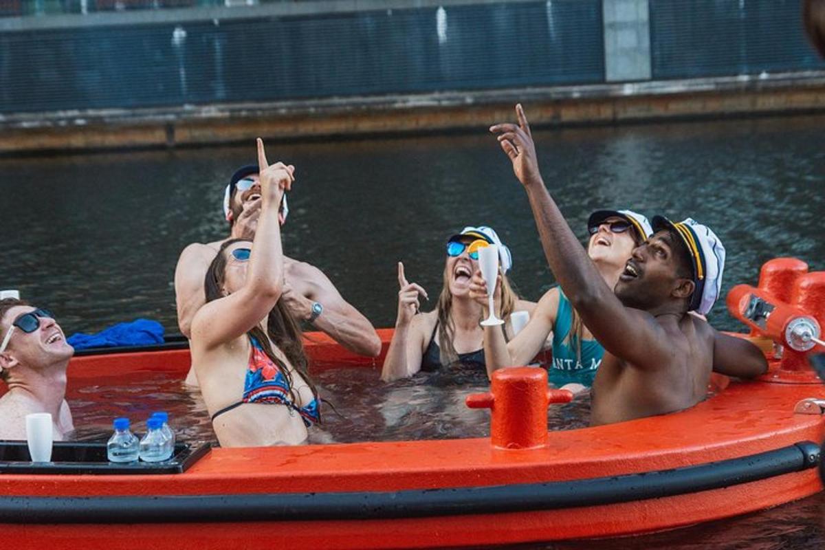 Hot Tub Boat Tour in London – London’s most unique tour