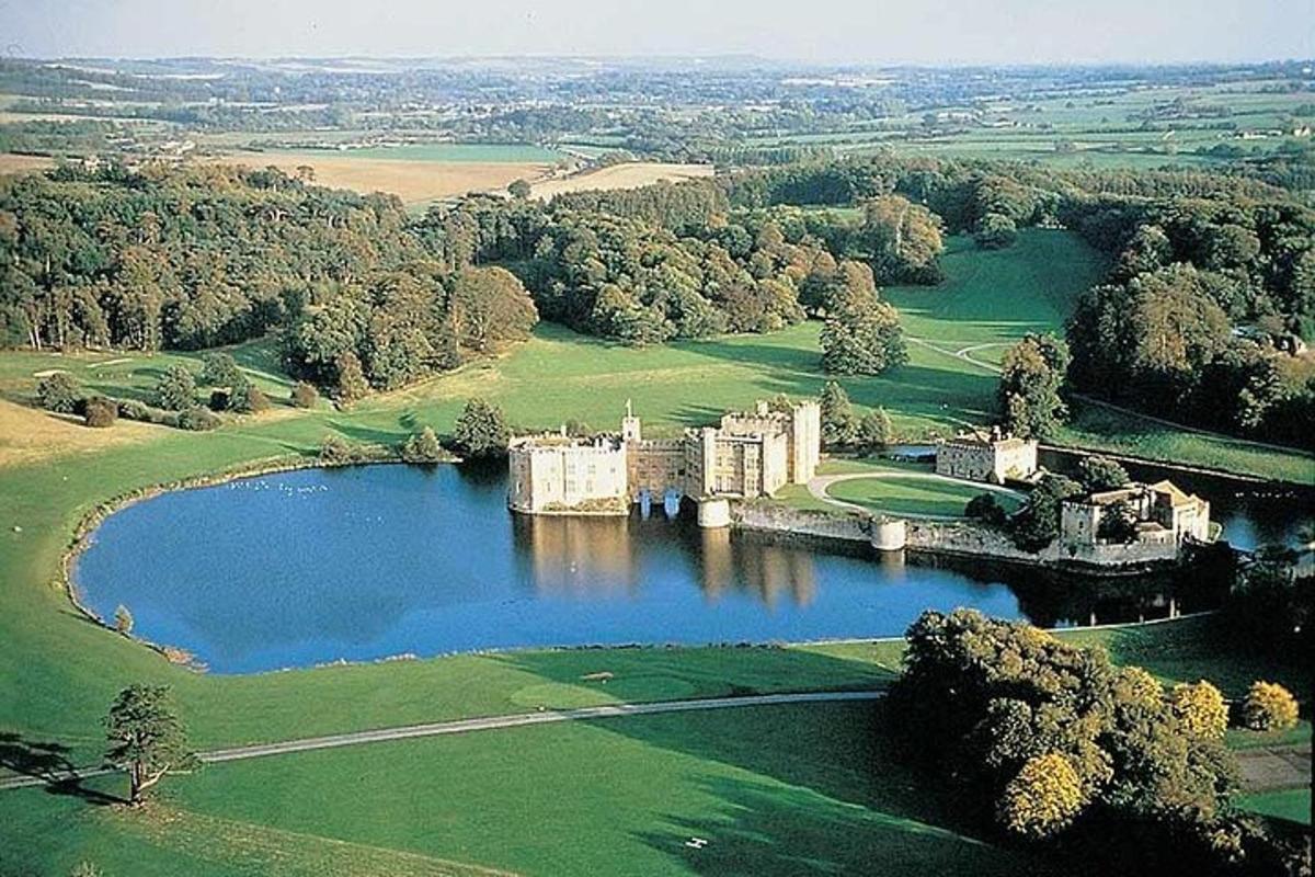 Leeds Castle, Canterbury and White Cliffs of Dover Private Car Tour