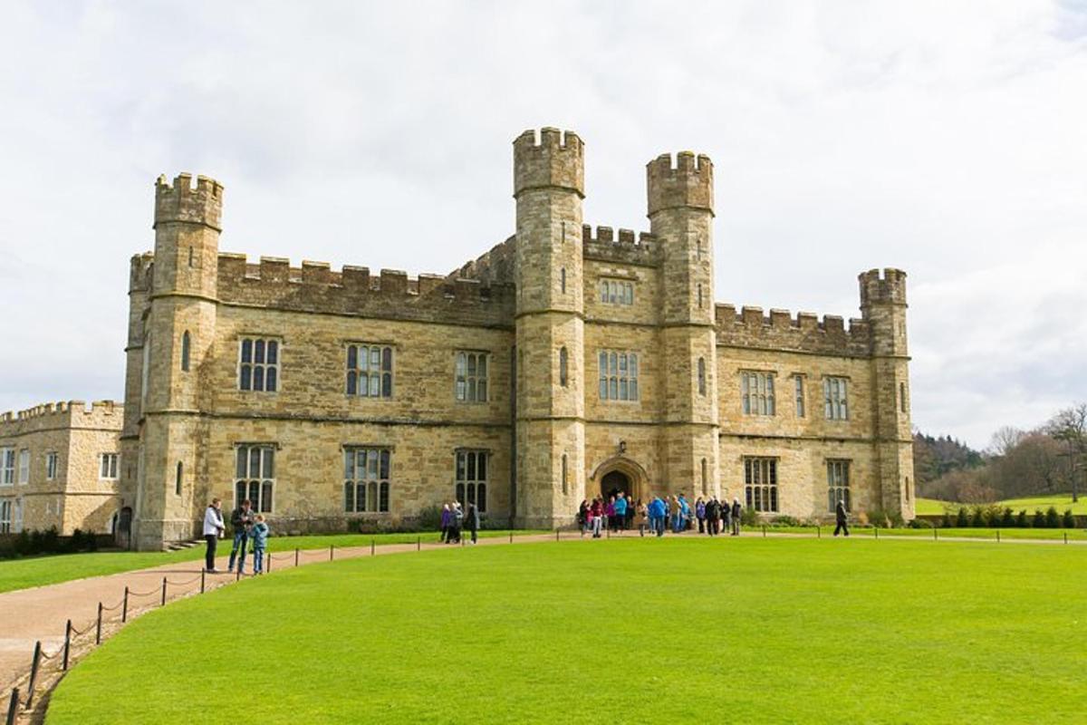 Leeds Castle, Cliffs of Dover and Canterbury Day Trip from London with Guided Cathedral Tour