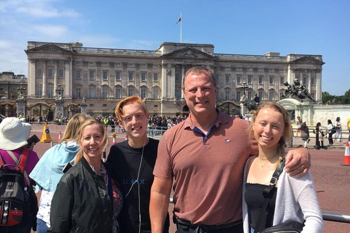 London Highlights Family-Friendly Walking Tour with Top Guide