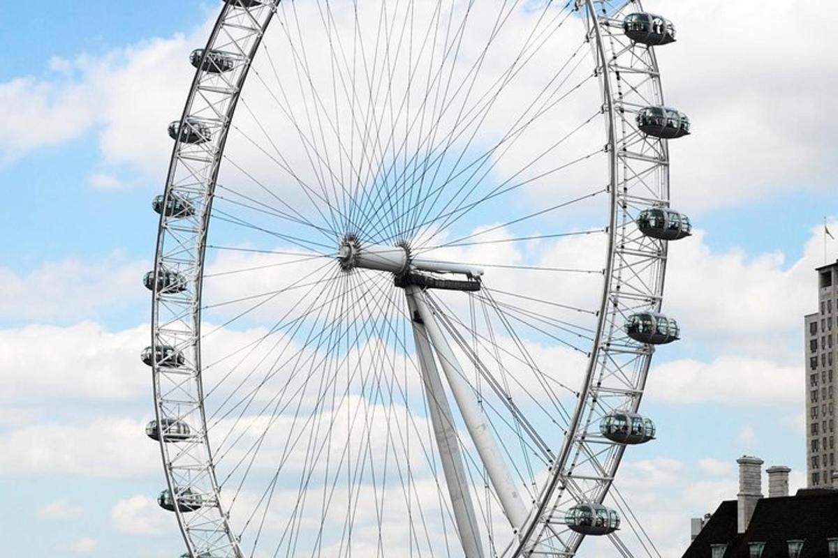 Lunch River Cruise on the Thames with 2-Course Meal