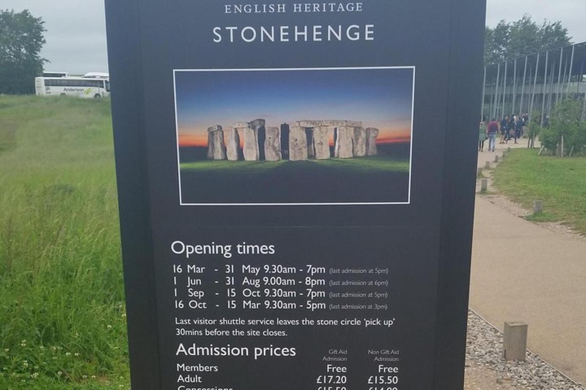 Private Arrival Transfer: Heathrow Airport to London with Stopover at Stonehenge