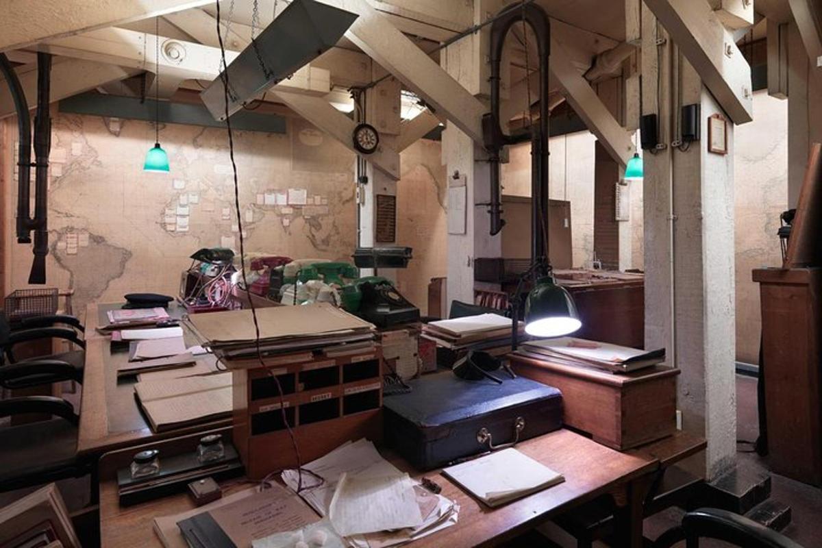 Private Guided Tour: Churchill War Rooms and Tower of London