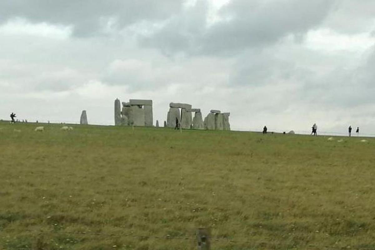 Private Round Transportation: London to London with Stopover at Stonehenge