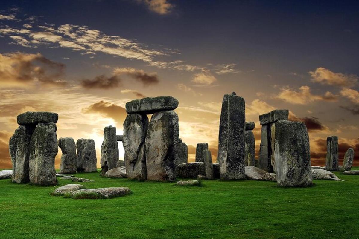 Private Stonehenge, Woodhenge, Avebury Stone Circle Day Tour