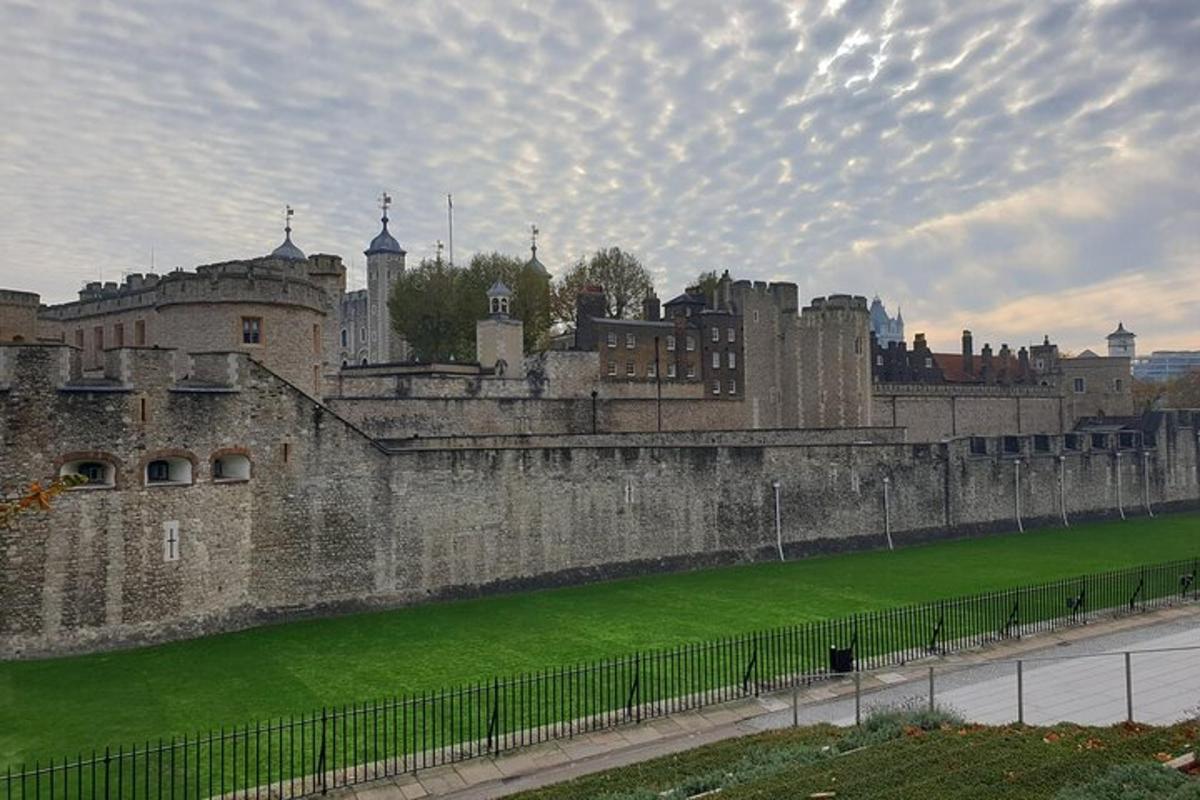 Roman Ruins to Blitz Bombings: A Walking Tour of London’s Fiery History