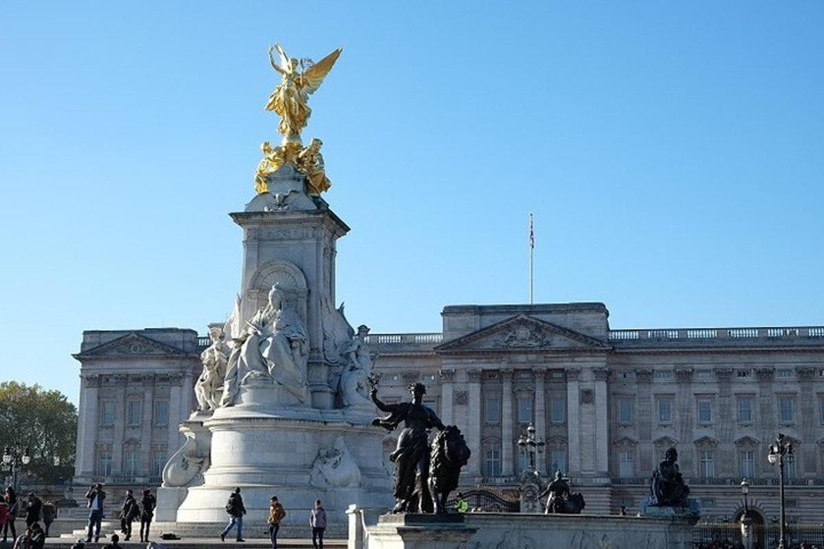 Royal London And Changing of Guard – Very Small Group Tour