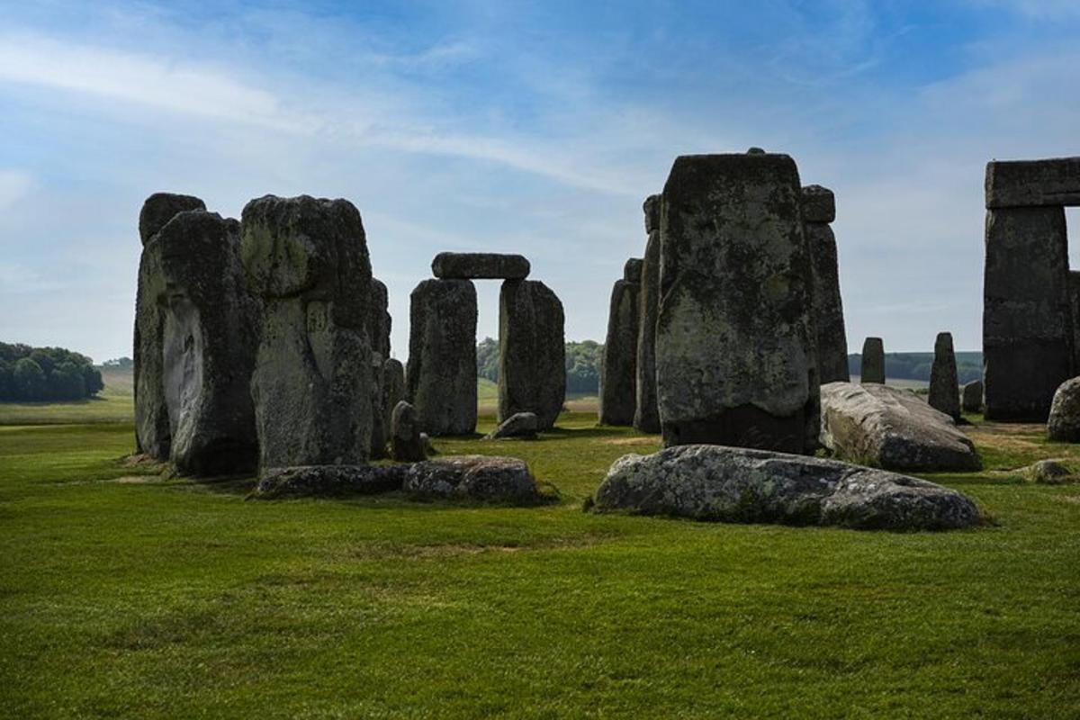 Small-Group Day Trip to Stonehenge, Bath and Windsor from London