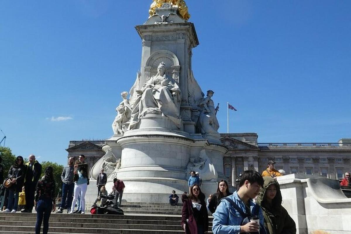 Small-Group London’s Best Sights Walking Tour, Kids Join Free!