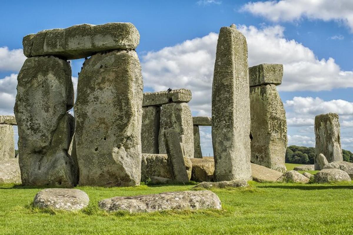 Stonehenge, Oxford & Windsor Private Car Tour from London