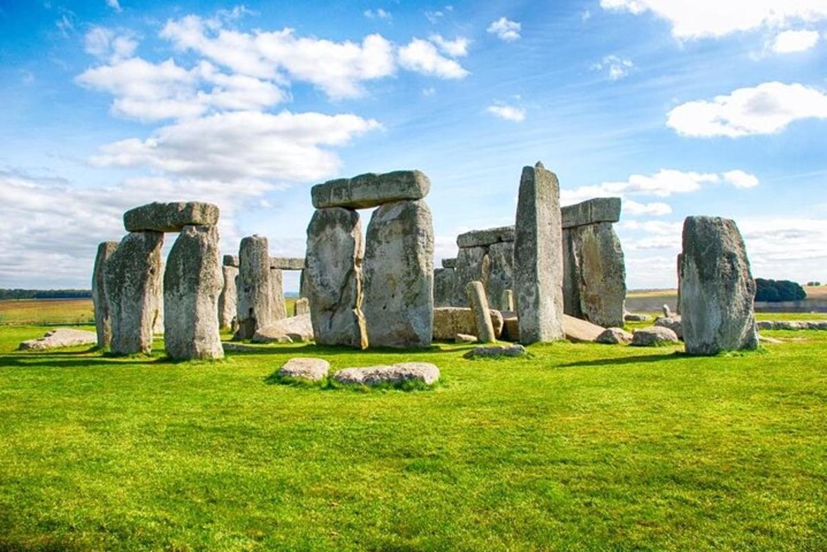 Stonehenge and Windsor Castle Tour from London With Entry Tickets