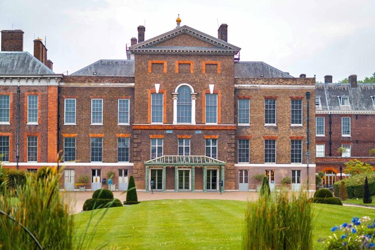 VIP Kensington Palace Tour & Royal Tea Crown Experience