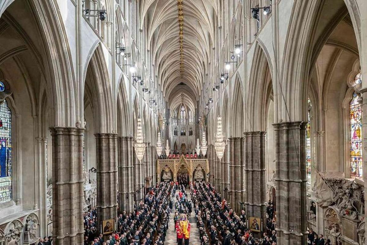 VIP Skip the Line Westminster Abbey and The Crown Highlights Tour