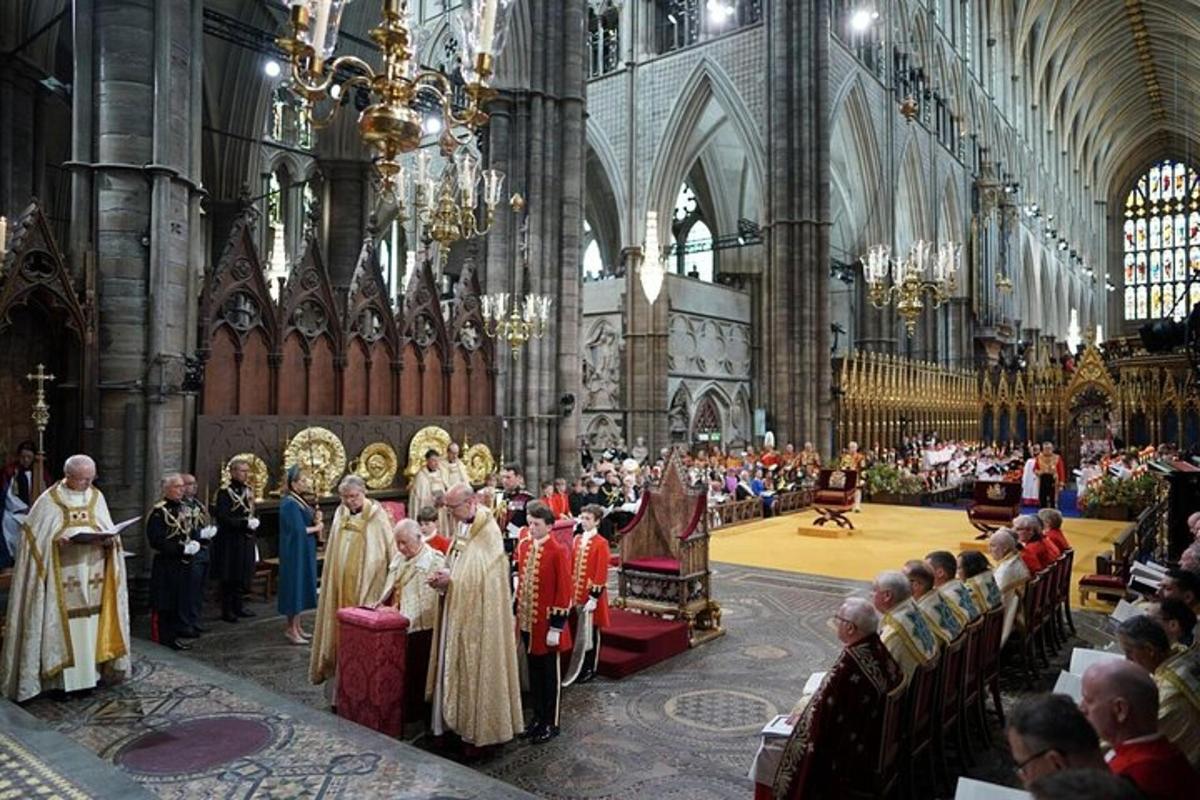 VIP Skip the Line Westminster Abbey and The Crown Highlights Tour