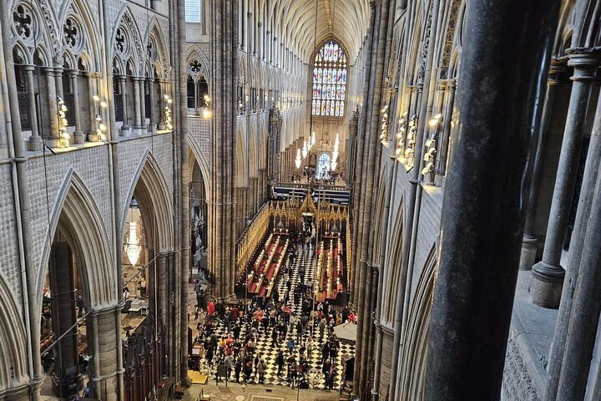 VIP Skip the Line Westminster Abbey and The Crown Highlights Tour