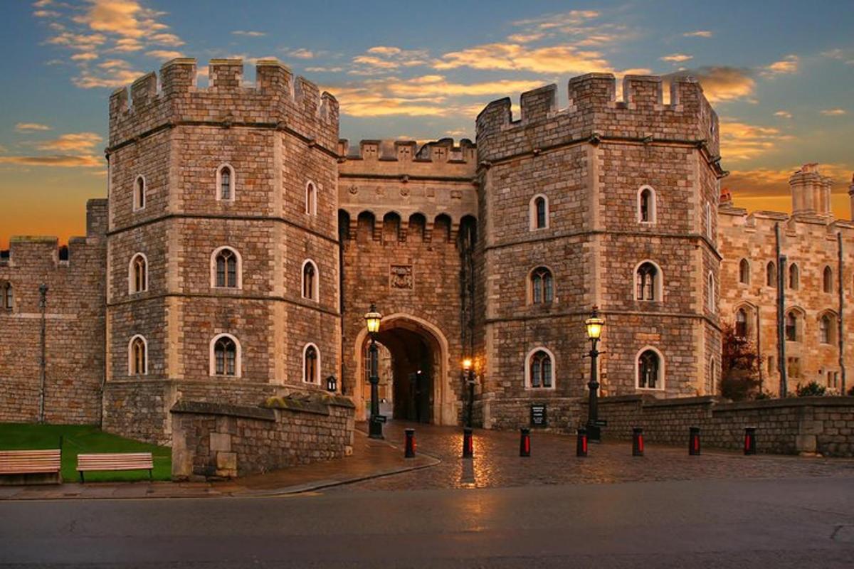 Windsor Castle, Stonehenge & Bath Tour from London