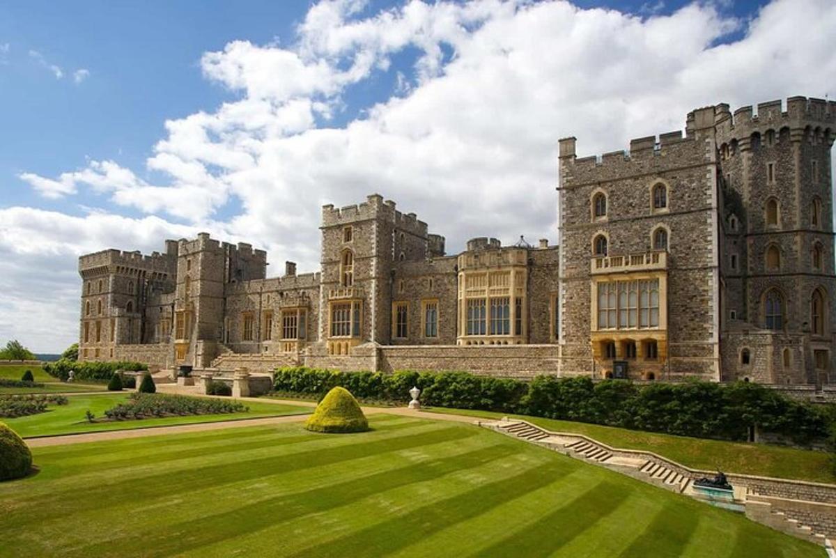 Windsor Castle, Stonehenge & Oxford Private Car Tour from London