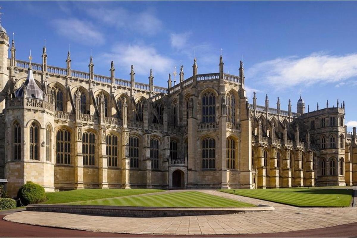 Windsor Castle, Stonehenge & Oxford Private Car Tour from London