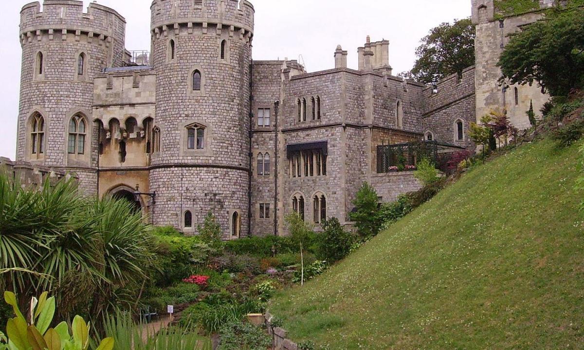 Windsor Castle, the Roman Baths and Stonehenge Tour